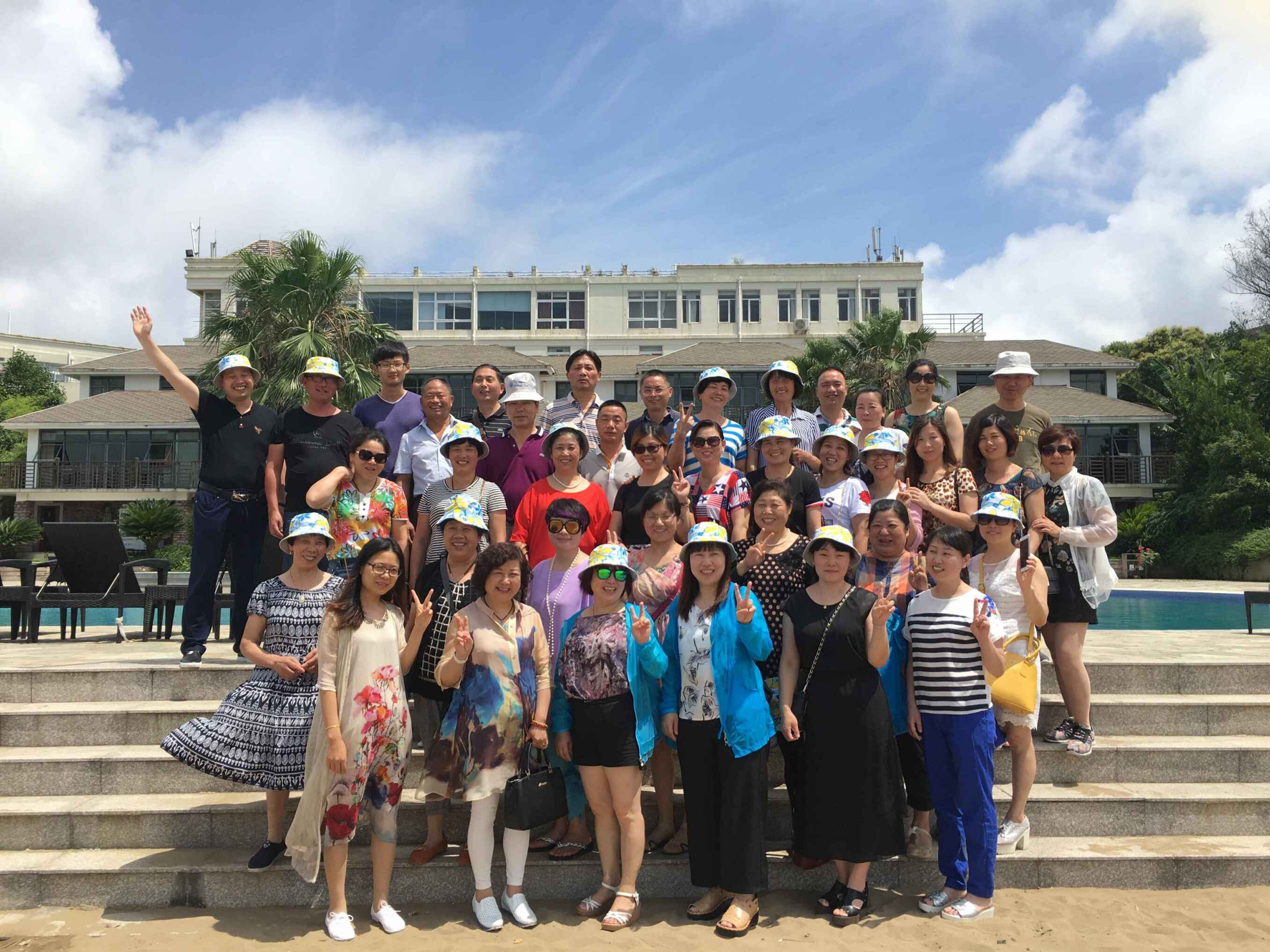 建華市場(chǎng)2016年商戶旅游圓滿畫(huà)上句號(hào)