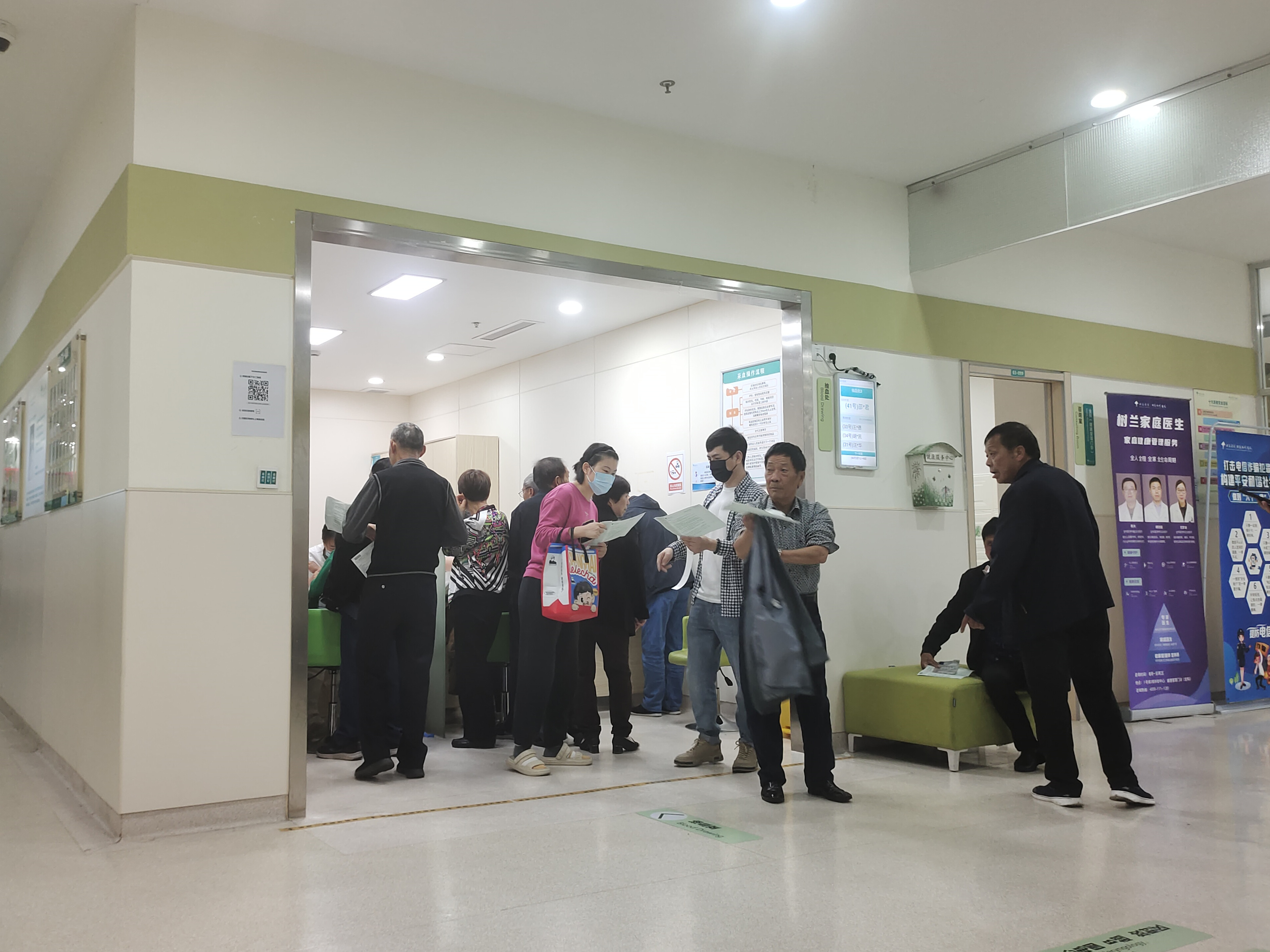 建華市場工會(huì)組織職工體檢活動(dòng)