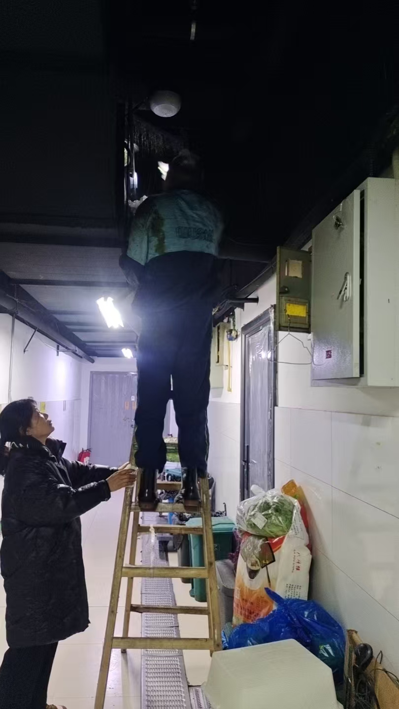 深度清潔油煙道 錢江商城物業(yè)為美食廣場安全加碼