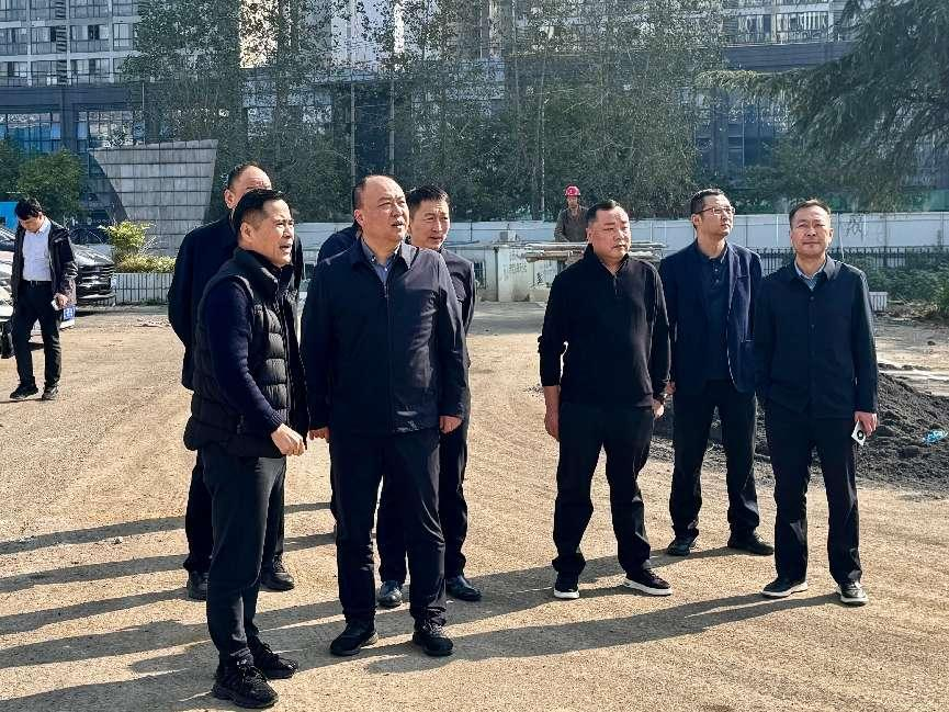 包河區(qū)委副書記、區(qū)長李煒一行蒞臨老廣電355潮流創(chuàng)意社區(qū)調(diào)研