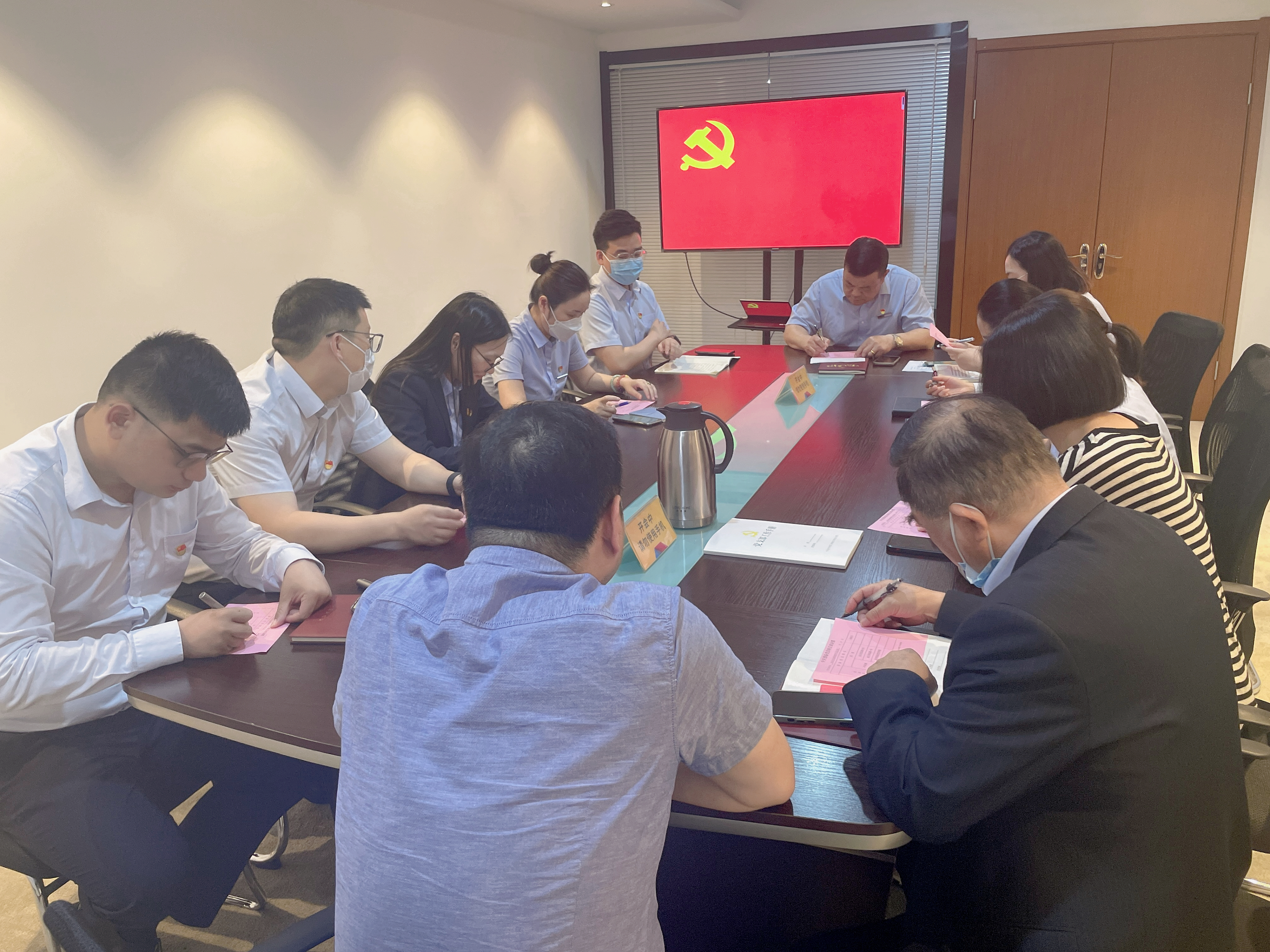 水晶城黨支部召開預備黨員轉(zhuǎn)正會議