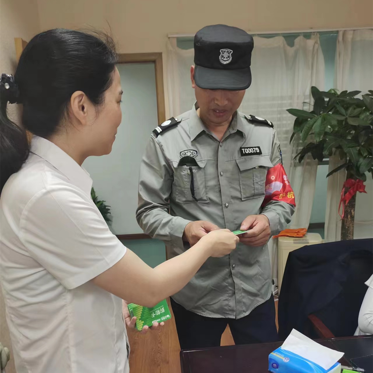 建華市場工會(huì)為全體職工發(fā)放端午慰問品