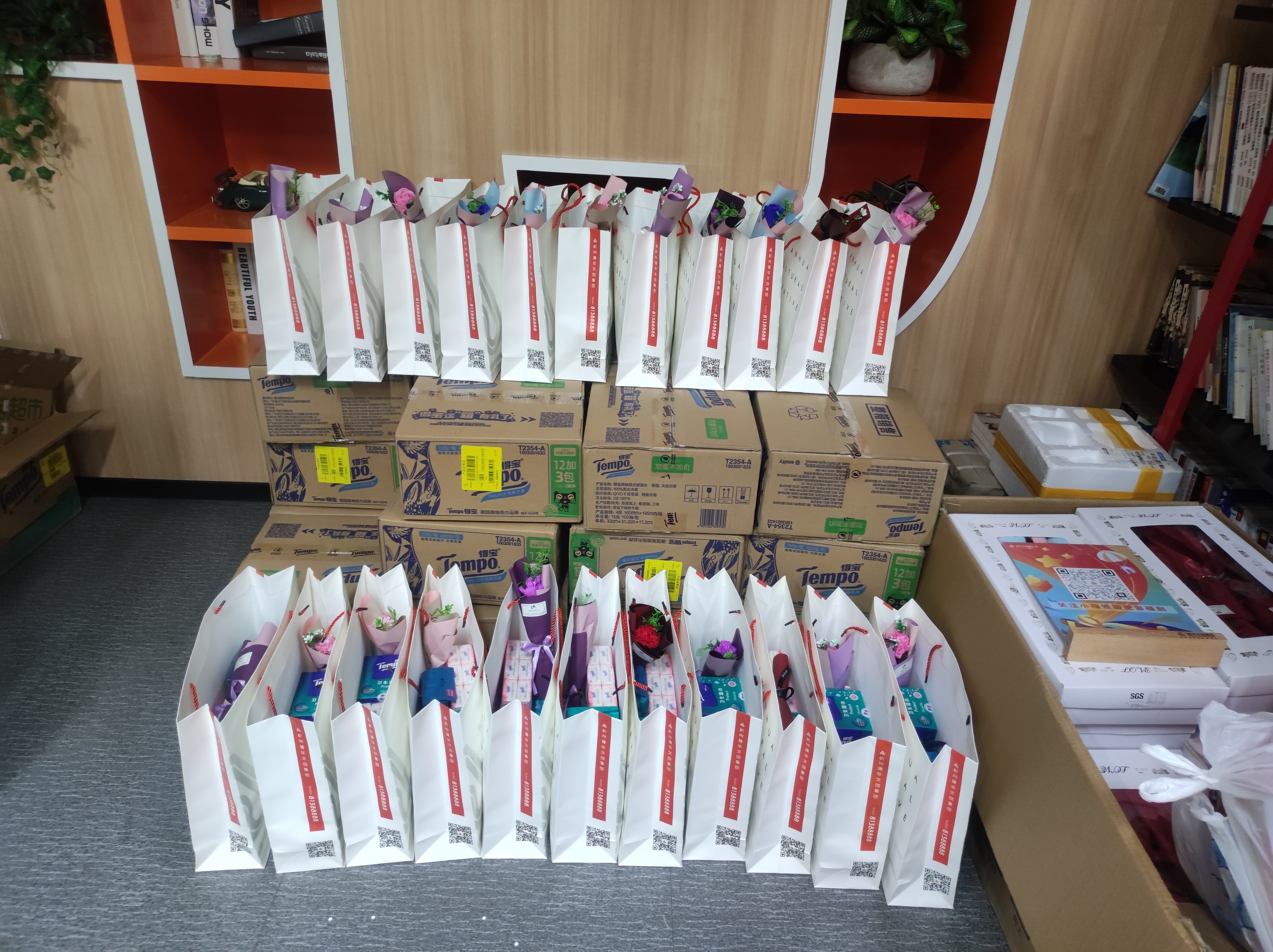 “芝蘭風(fēng)雅至，伊人踏香來”——-建華文創(chuàng)集團(tuán)工會(huì)開展女神節(jié)慰問活動(dòng)