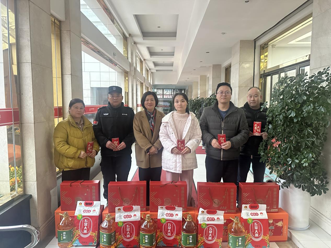 暖冬送關(guān)懷 同心迎新春——集團(tuán)工會(huì)開(kāi)展新春慰問(wèn)活動(dòng)