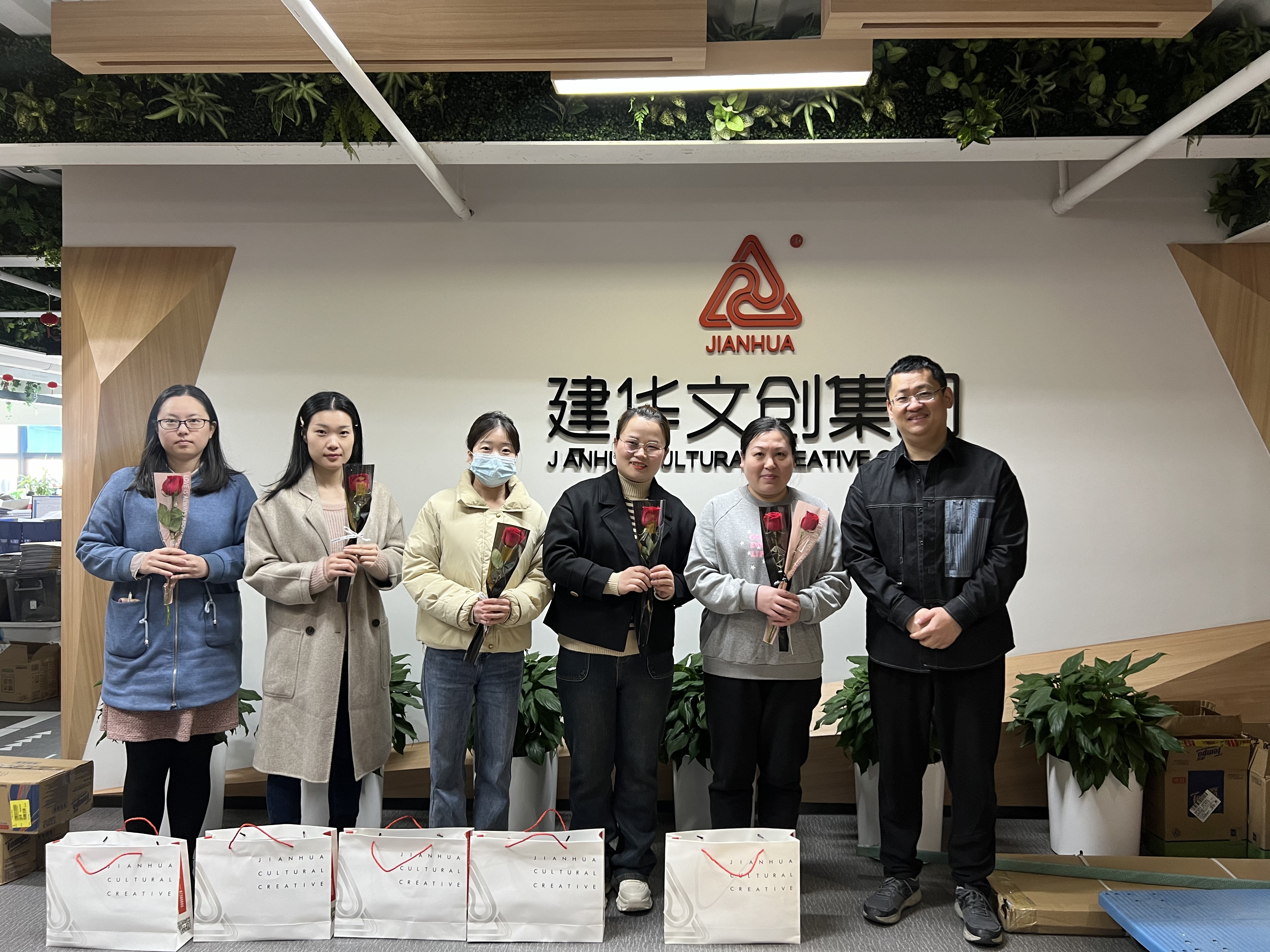 建華文創(chuàng)集團(tuán)工會(huì)開展女神節(jié)慰問活動(dòng)