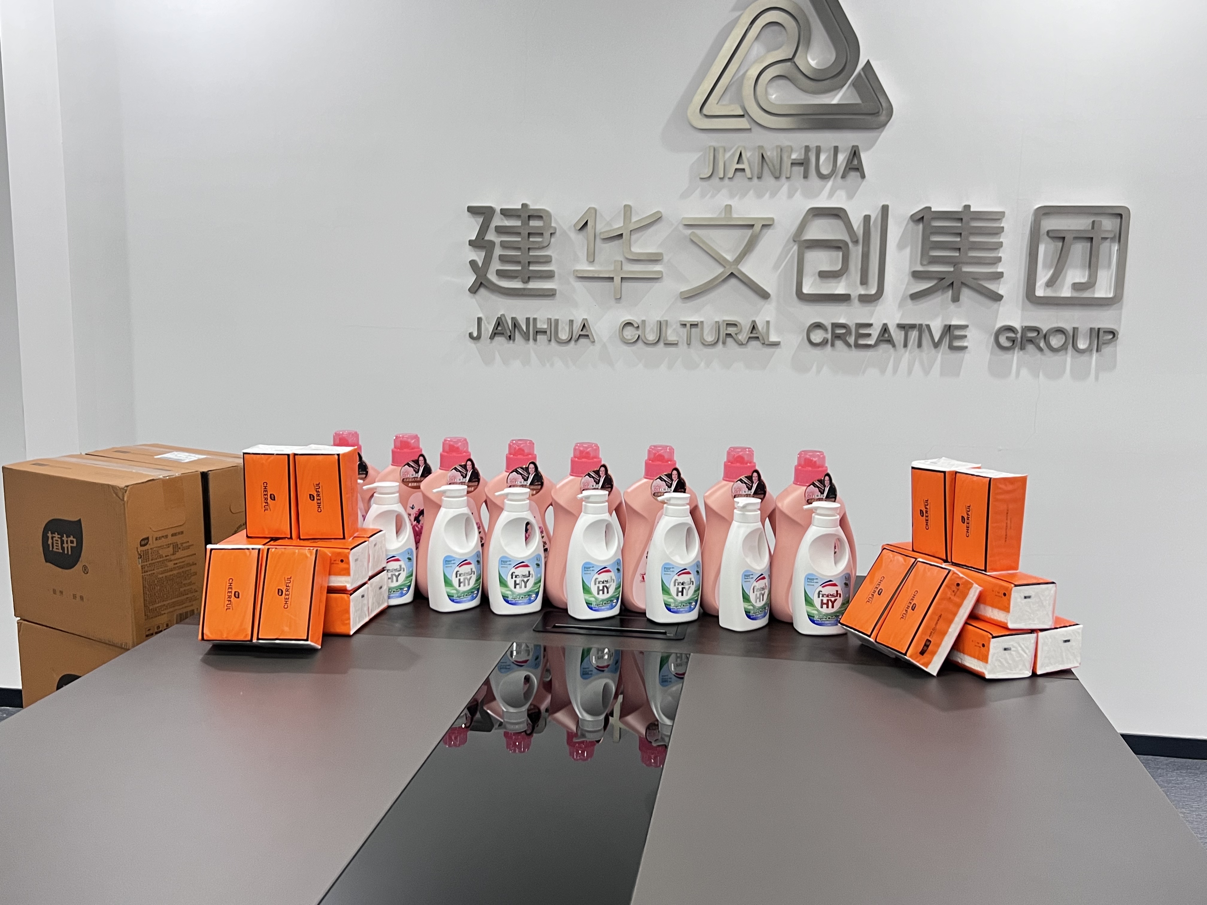 愛在春天，情暖三八——建華文創(chuàng)集團(tuán)工會(huì)為女職工發(fā)放暖心福利