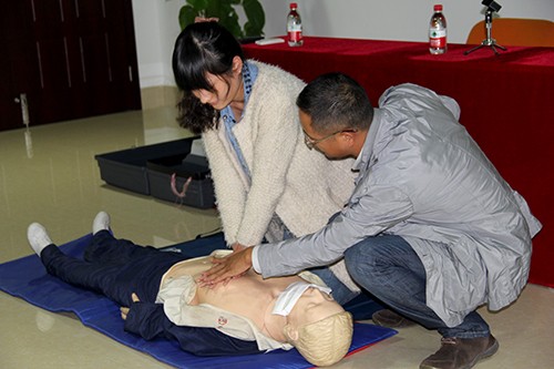 20131024建華文創(chuàng)園黨支部舉辦應(yīng)急救護知識培訓(xùn) (4).jpg