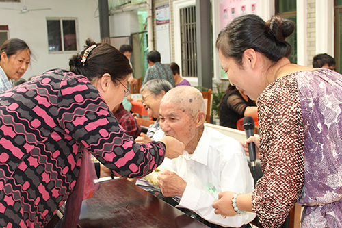 建華文創(chuàng)園黨支部團委走訪慰問七古登社區(qū)老人 (5).jpg